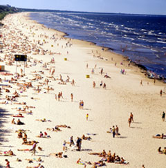 BRED OG LANG: Stranden utenfor Jurmala er over tre mil lang, og turistene har god tumleplass.